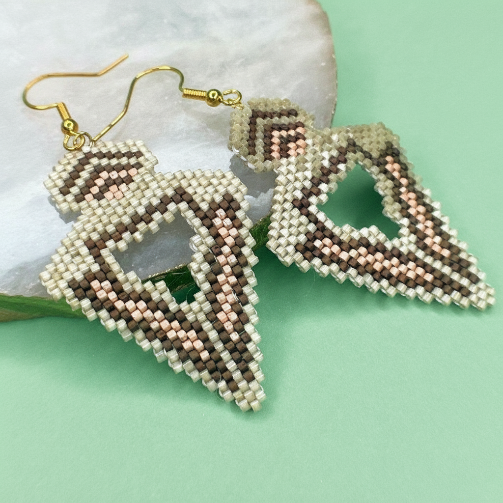 Geometric beaded earrings on a light green background - Beadzy
